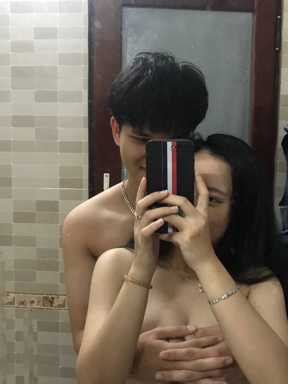 Cậu thanh niên bị 2 cấp trên nữ vắt kiệt trong chuyến công tác ở chung khách sạn