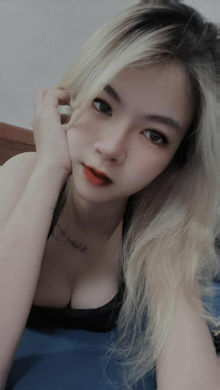 Nữ thần siêu gợi cảm! Đôi chân gợi cảm thực sự rất hấp dẫn! Đôi chân và đôi tất đẹp, tạo dáng, đối mặt với máy ảnh với một cái "của quý" giả được đưa vào lỗ, rên rỉ và rên rỉ